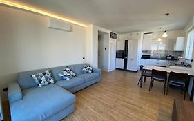 Xenia Apartments - Spacious & Comfortable Apt Near San Siro Stadium